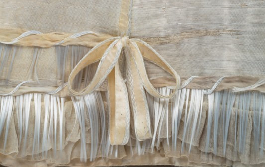 Ein Kleid aus Glasfasern wird restauriert