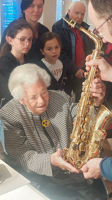 Seniorin am Saxophon