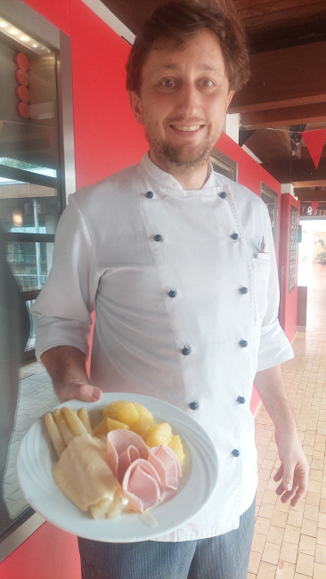 Lars Weber serviert Spargel